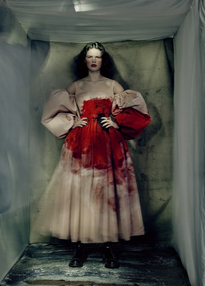 فستان من الفاي بوليستر باللون الذهبي الوردي مع أكمام منفوخة ومزيّن بطبعة أزهار شقائق النعمان