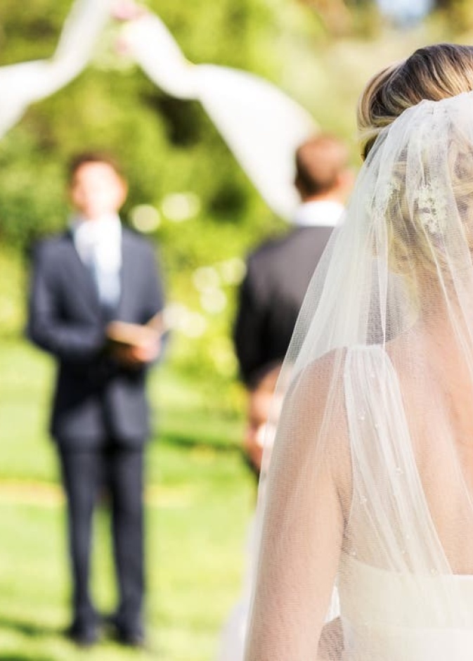  عريس يتنمر على شقيق عروسه بسبب قامته القصيرة