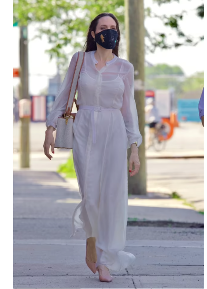 صور أنجلينا جولي تتألق بإطلالة أنثوية ساحرة بالأبيض لزيارة زوجها السابق