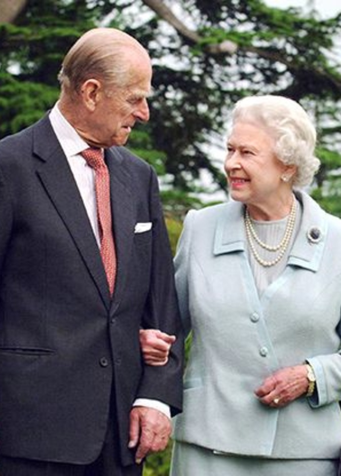 هكذا كرمت الملكة المساعدين الأقرب لزوجها الراحل الأمير فيليب