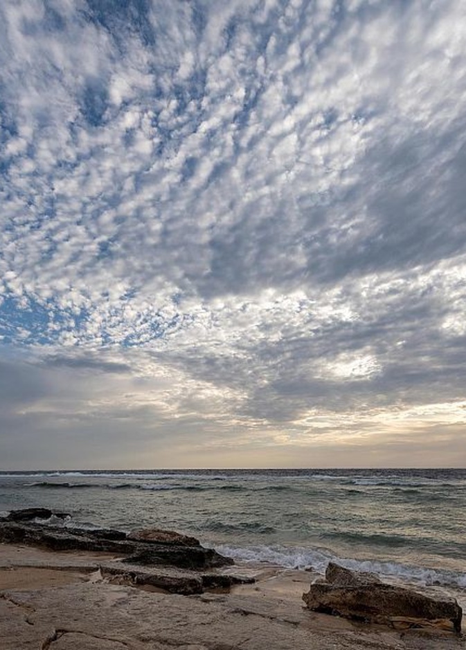 شاطئ الدرر.. وجهة مثالية لعشاق البحر والأجواء الصيفية المعتدلة