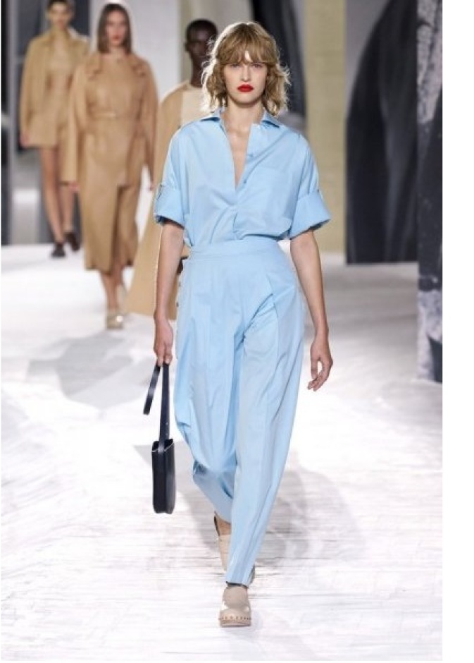 فستان شبابي بسيط بطول الركبة باللون الأزرق الفاتح من Alberta Ferretti 