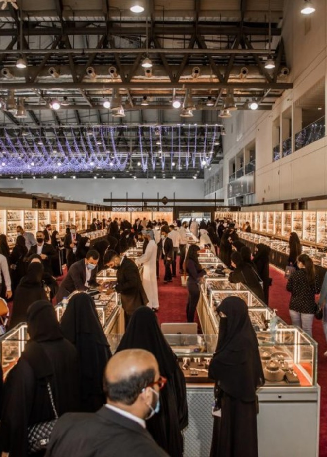 العديد من المجوهرات والمعروضات القيمة في جواهر الإمارات