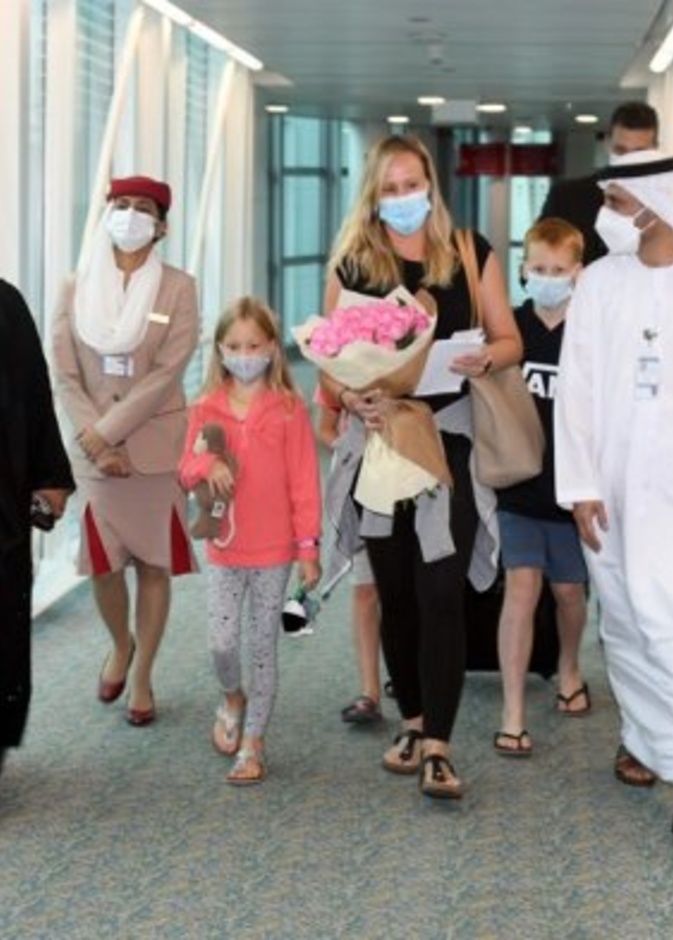 الإمارات تجمع شمل عائلة أسترالية علقت لأسابيع في سريلانكا