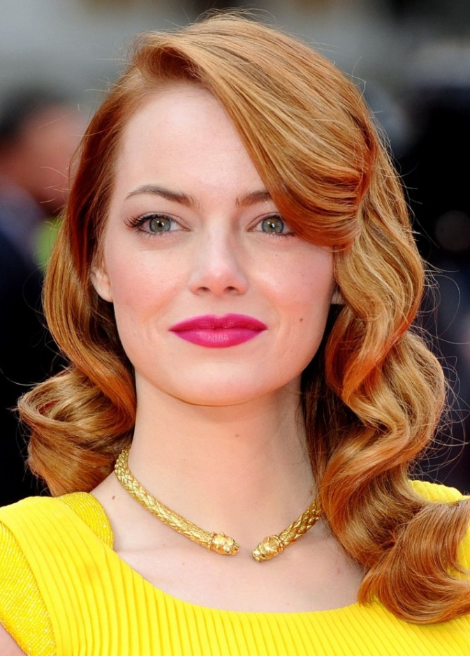  الوان احمر شفاه زهري قوي ومشرق بأسلوب Emma Stone