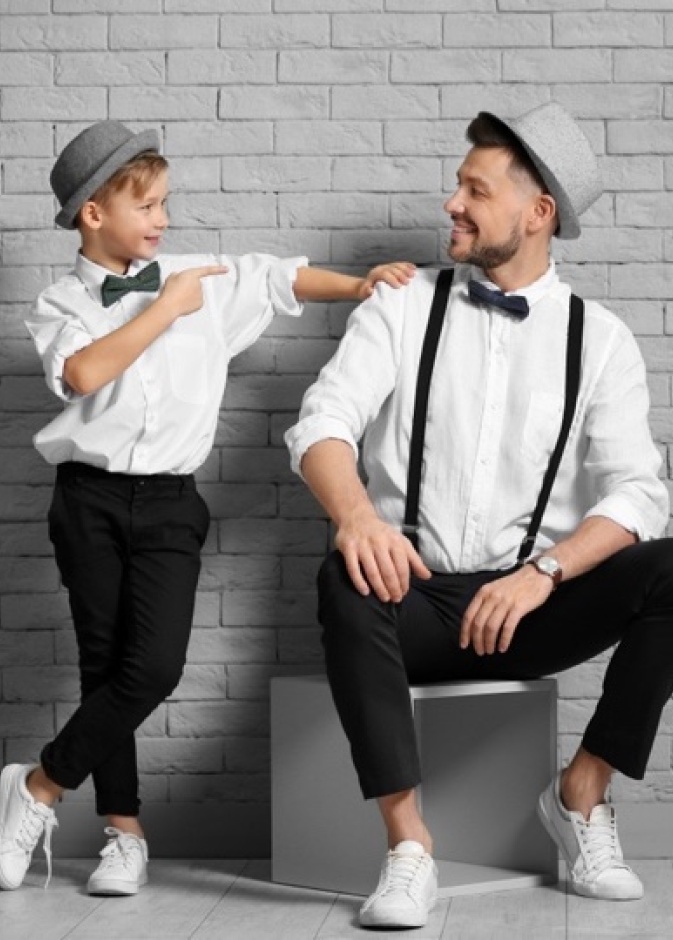 اعتمد التوبات السادة مع الجينز الداكن لاطلالات بسيطة وأنيقة