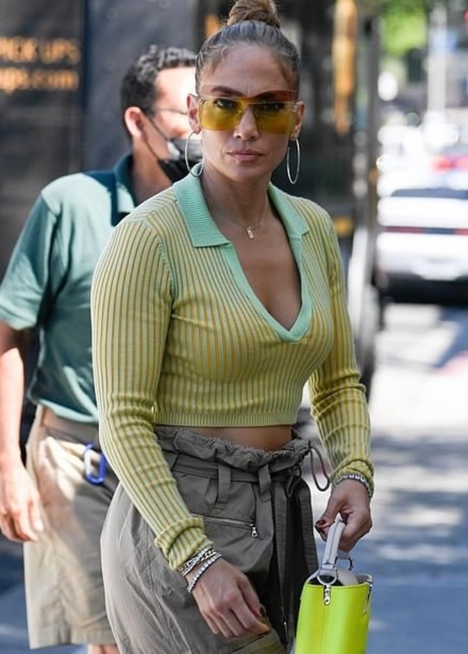 ترتدي كروب توب مضيئة بلون النيون