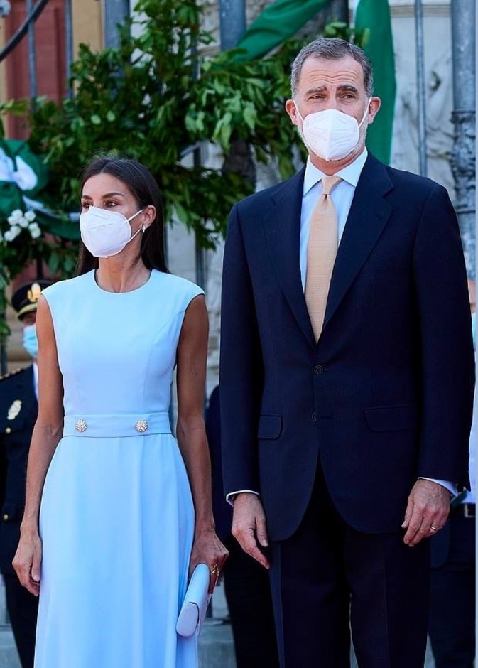 احدث اطلالات ليتيزيا ملكة اسبانيا باللون الازرق الفاتح متجددة وصيفية