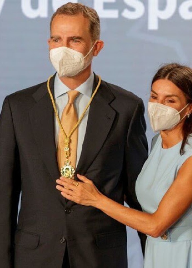 الملك فيليب يتسلم وسام الشرف الأندلسي الأول في قصر سان تيلمو