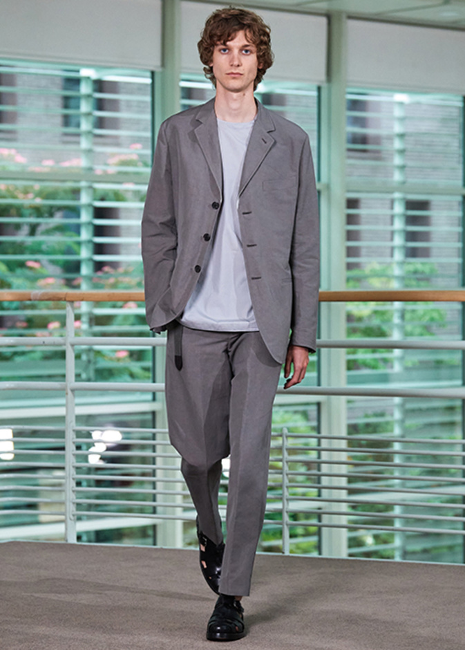 تنسيق البدلة الرسمية للرجال باللون الرمادي بأسلوب Hermes