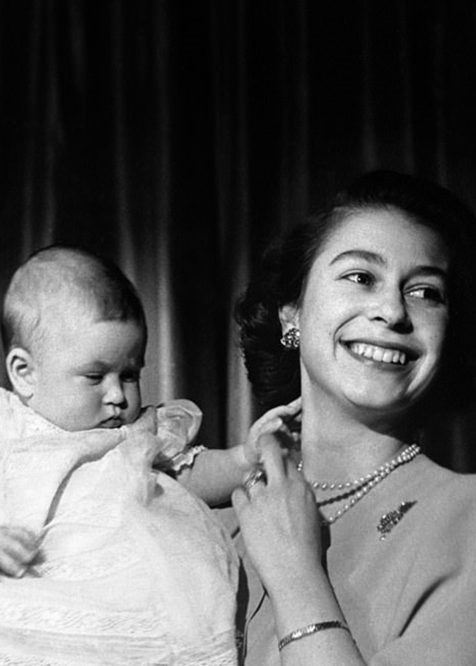 من إليزابيث إلى ليليبت ديانا.. ما هي القواعد الملكية المتبعة عند ولادة الطفل الملكي؟