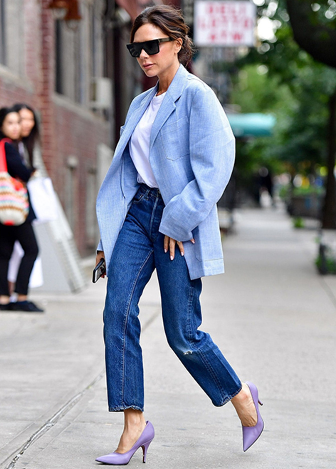 فيكتوريا بيكهام ترتدي بنطلون الجينز مع البلايزر الواسعة