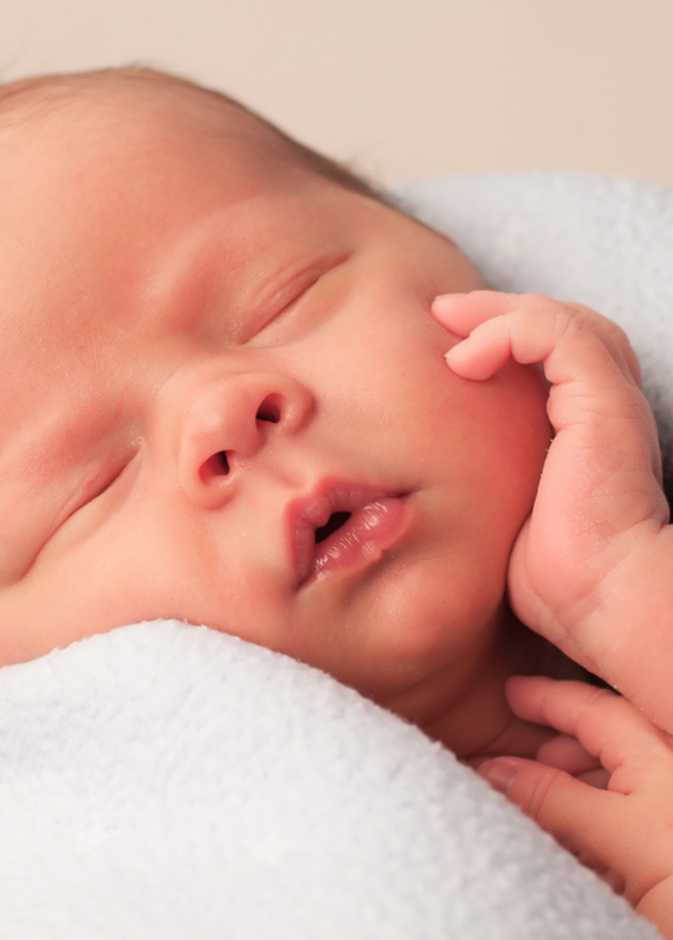 ماذا يحدث للمولود فور نزوله ومتي يثبت لون بشرة الطفل الرضيع