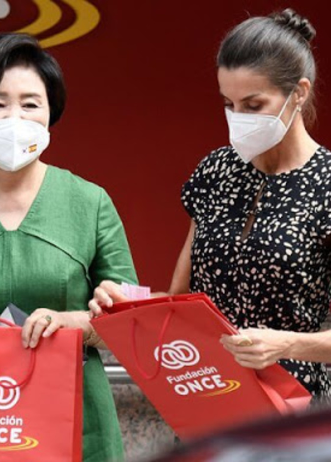 الملكة ليتيزيا والسيدة الكورية الأولى يزوران مقر مؤسسة ONCE Foundation