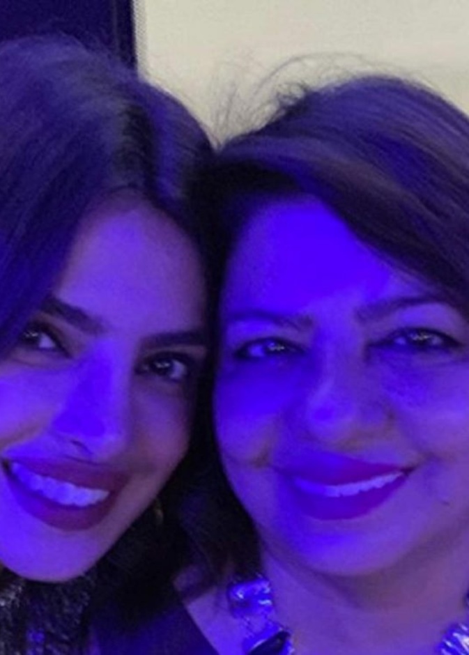 بريانكا تشوبرا وزوجها يهنئان والدتها بعيد ميلادها