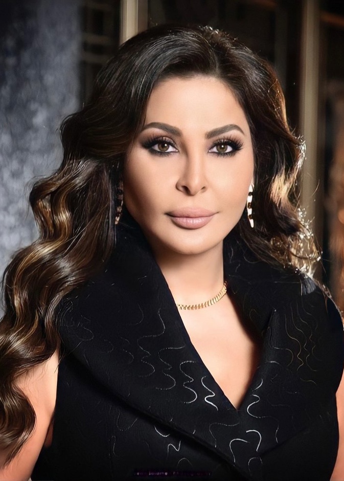 إليسا بأقراط متدلية