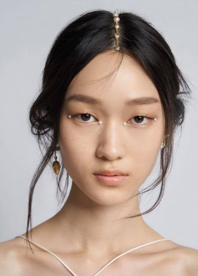 مكياج عيون جريء وتسريحات طبيعية لمجموعة ديور كروز 2022