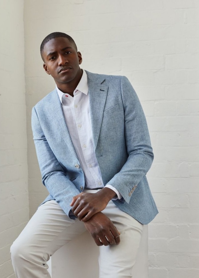 بساطة كلاسيكية بالبليزر الرمادي الأنيق والحذاء الرياضي الأبيض باطلالة سمارت كاجوال