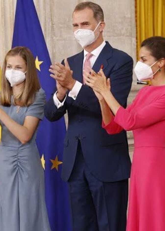 العائلة المالكة الإسبانية تسلم وسام الاستحقاق المدني