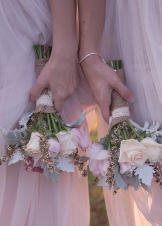  عروس تتحدث عن ورطتها بسبب حمل اثنين من وصيفاتها