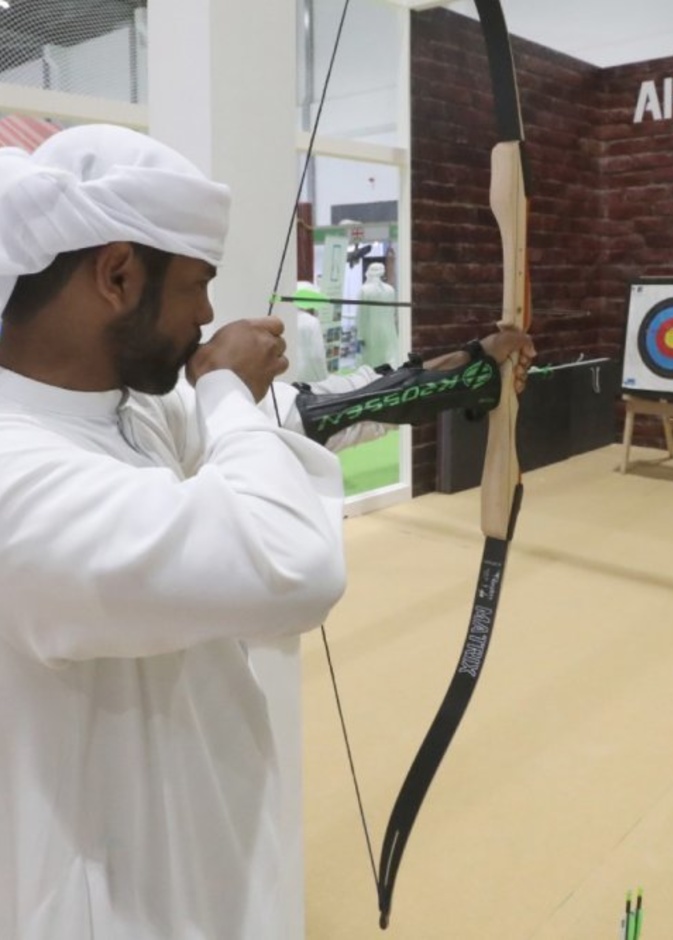 معرض أبوظبي الدولي للصيد والفروسية يتيح لوزاره فرصه ممارسة تحدي الرماية