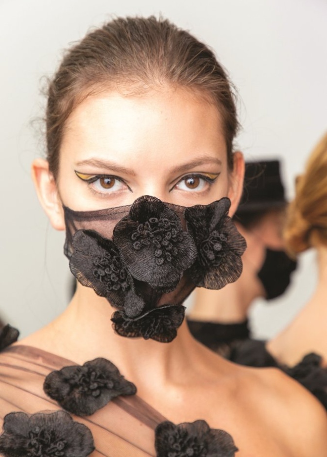 مكياج عيون غرافيكي عصري وجريء لصيف 2021 