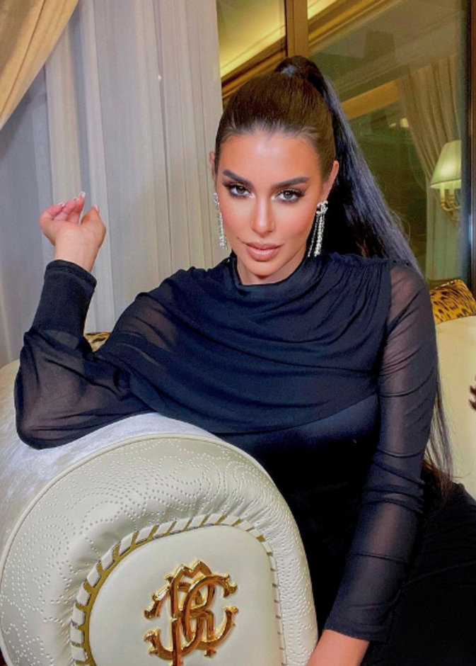 اطلالة ياسمين صبري باللون الأسود من حسابها الخاص على انستغرام