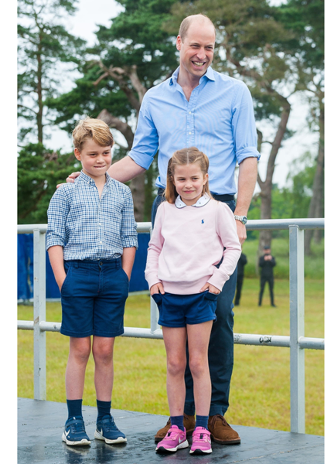 جورج أطل بالقميص والشورت فيما إختارت شارلوت كنزة من Polo Ralph Lauren ، تصوير BACKGRID