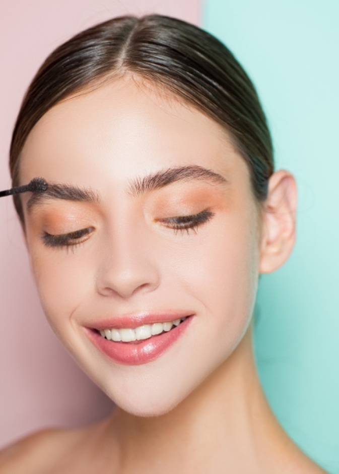  افضل زيوت طبيعية لتكثيف وإنبات شعر الحواجب