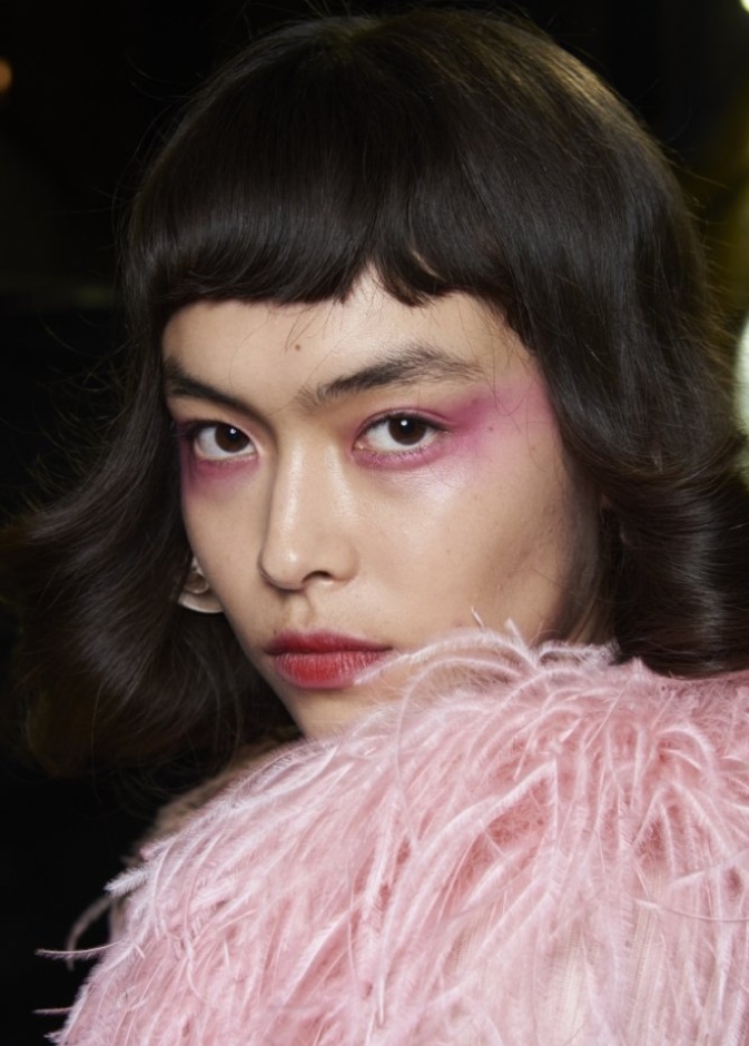 مكياج زهري فاتح مع الظلال المشرقة من Blumarine