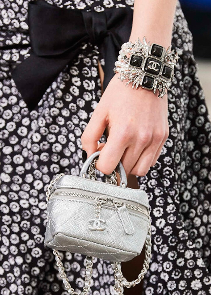 احدث موديلات شنط صغيرة جداً لاطلالات صيف 2021 من Chanel