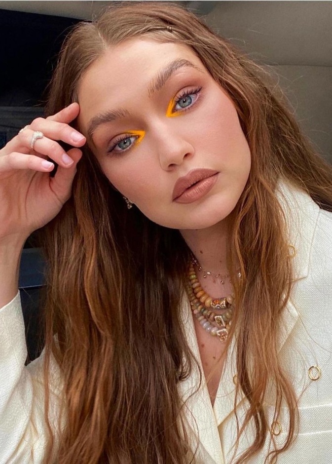  الوان ايشادو صيفية بتدرجات اللون الاصفر من اطلالاتGigi Hadid على حساب انستغرام