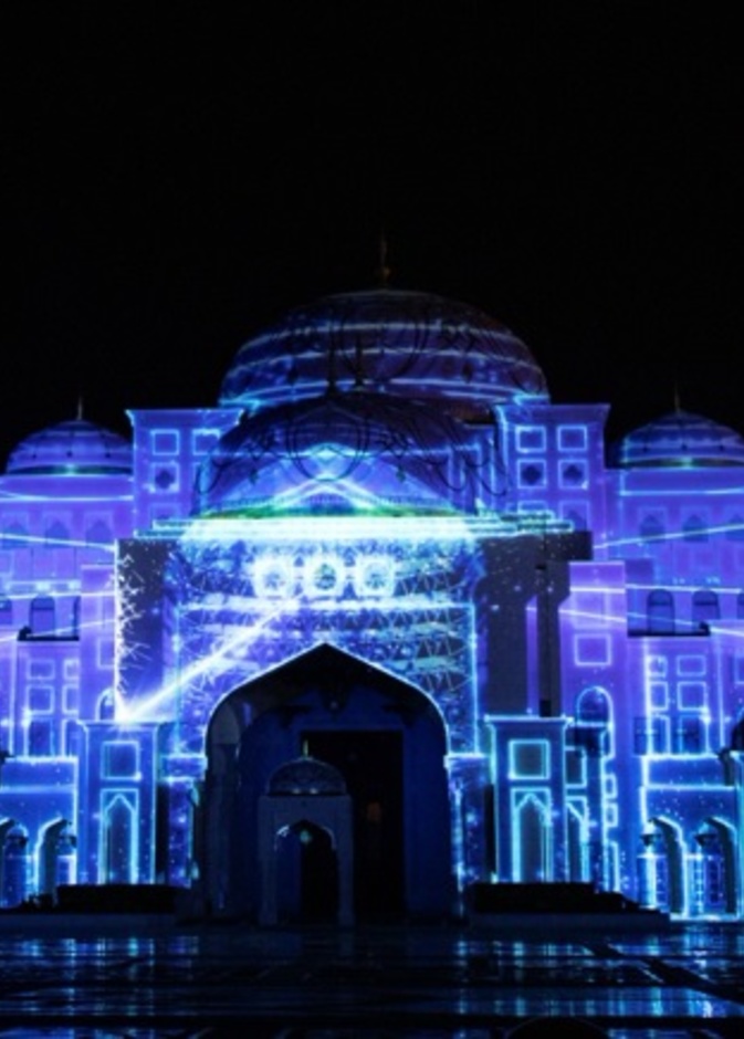 أجواء ساحرة في عروض الصوت والضوء الساحرة في قصر الوطن