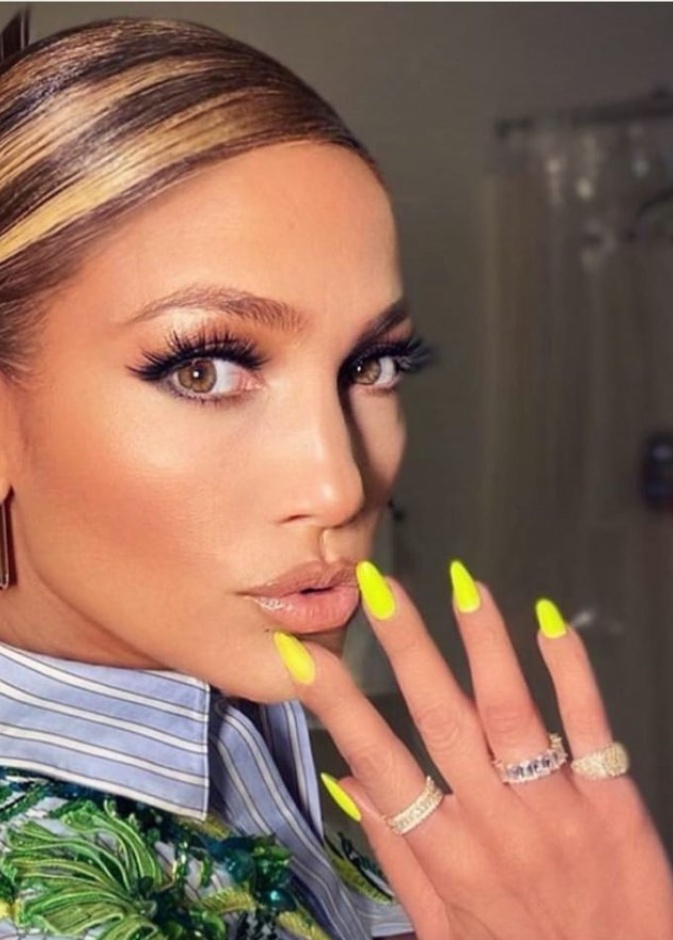  اجمل الوان اظافر منعشة باللون الاصفر من وحي Jennifer Lopezعلى حساب انسغرام