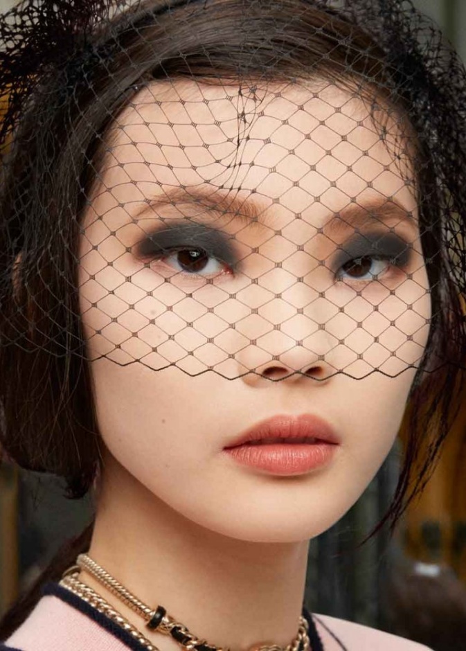  مكياج سموكي اسود لاخفاء الهالات من دار Chanel