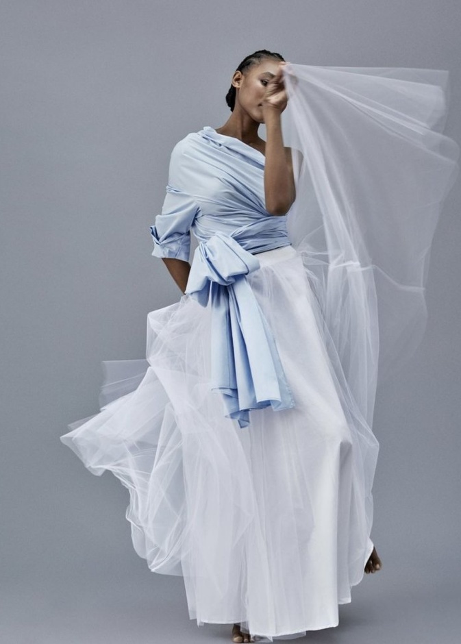  اطلالة أنثوية جذابة بقصات جريئة وألوان ساحرة من مجموعة إحياء للمصممة ريم الكنهل -المصدر ريم الكنهل