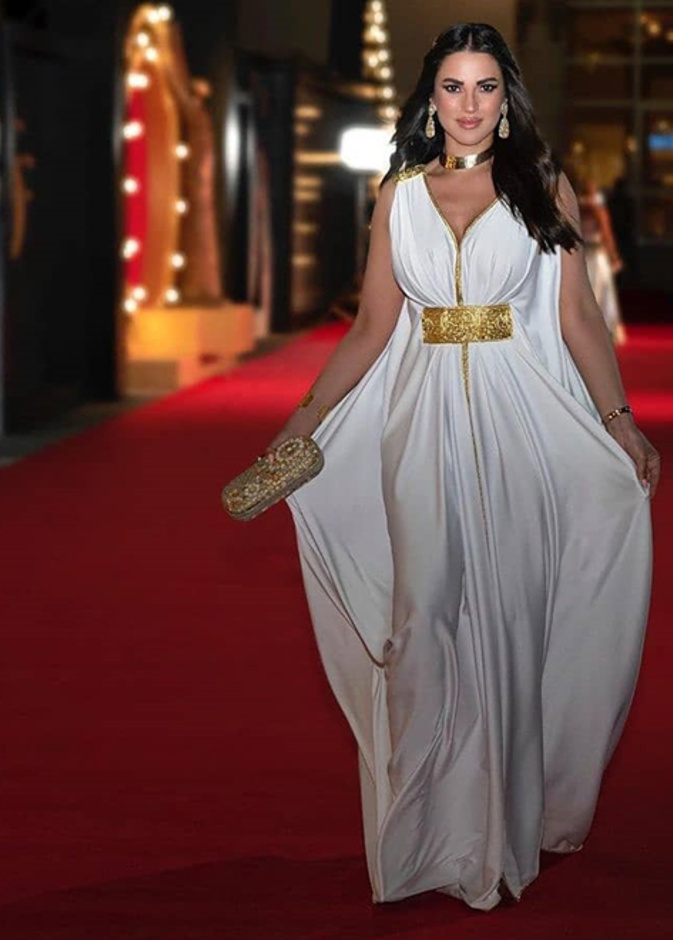 اطلالة درة زروف بفستان أبيض ملكي من صفحتها الرسمية على انستغرام