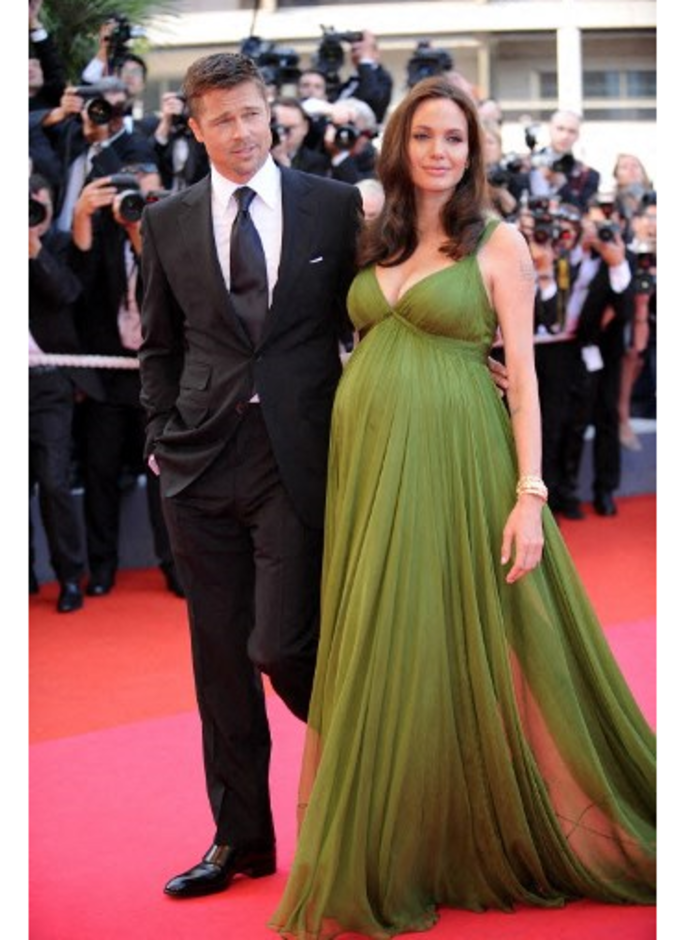 أنجيلينا جولي بدت بغاية الأناقة بفستان من تصميم Max Azria بقصة الـempire waist التي تناسب الحوامل