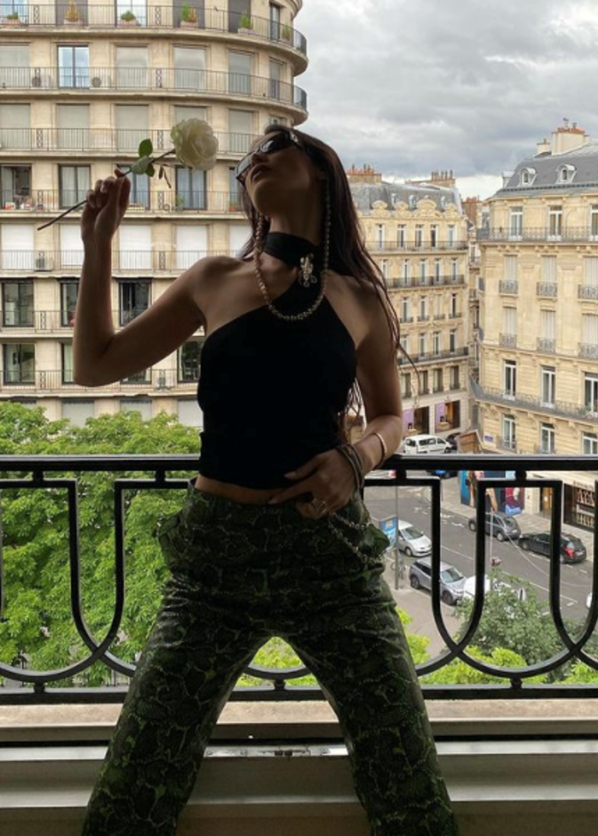 صور بيلا حديد على اسنقرام تستعرض أناقتها في باريس على هامش عرض أزياء ديور