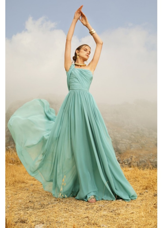 الزهري الناعم بفستان سهرة أنثوي وجذاب من تصميم Tadashi Shoji