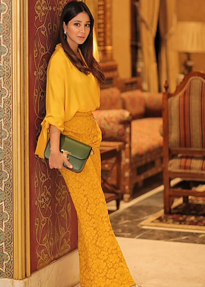 اطلالة اسيل عمران بموضة اللون الاصفر مع البنطلون المنقوش
