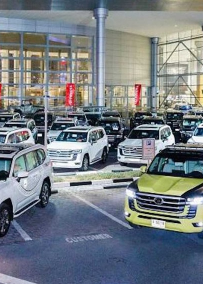 لاندكروزر بفتحة سقف وباب خلفي كهربائي