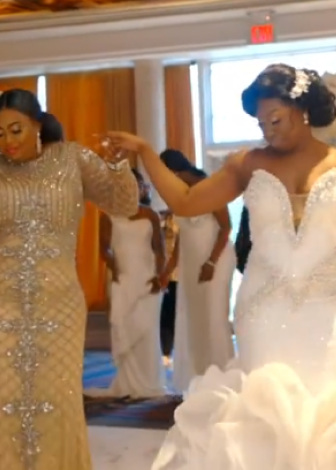 فيديو طريف لعروس ووالدتها ترقصان معا في حفل الزفاف