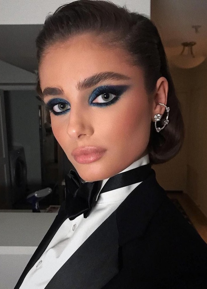  اطلالات تايلور هيل الجمالية بمكياج سموكي فاخر- الصورة من انستغرام