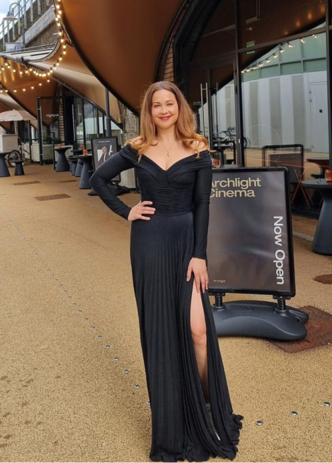 تميّز الفستان الذي إختارته من مجموعة Elisabetta Franchi بقصة الأكتاف الأوف شولدرز- الصورة من انستقرام