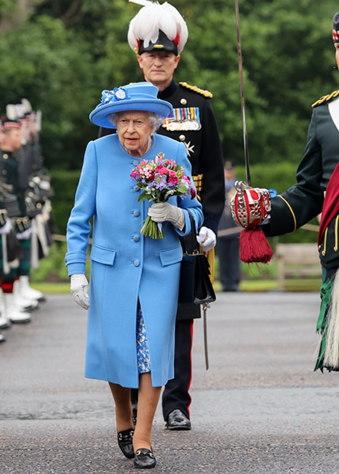 الملكة اليزابيث بموضة المعطف الازرق في اسكتلندا- الصورة من التويتر الخاص بالعائلة الملكية