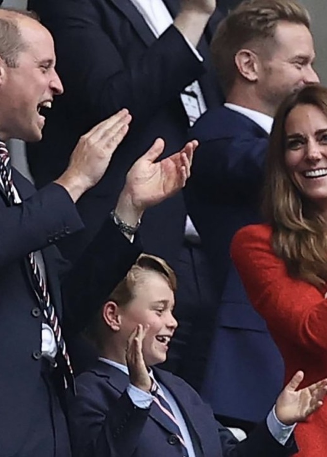 كيت ميدلتون مع الأمير ويليام والأمير جورج في مباراة منتخب إنجلترا لكرة القدم في لندن