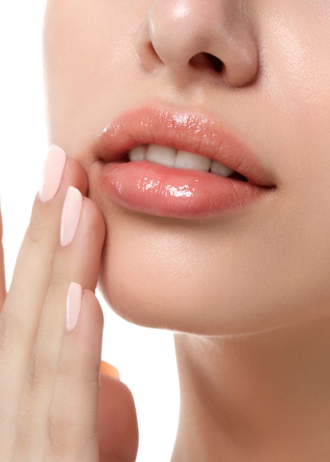 طريقة توريد الشفايف في المنزل بخلطات العسل وزيت الورد بالخطوات