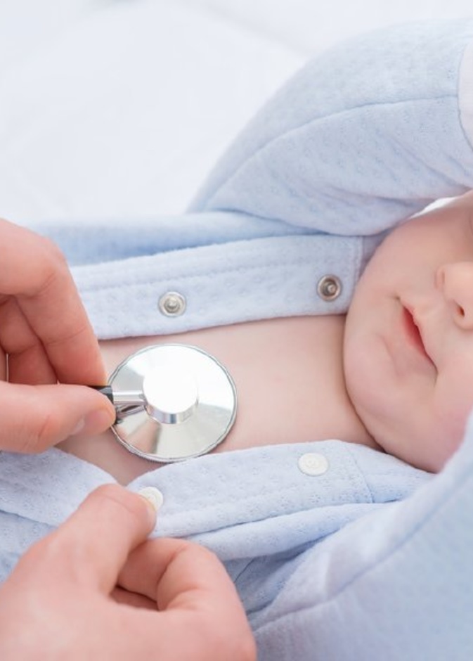 علامات تحذيرية يجب مراقبتها بعد سقوط الطفل الرضيع على ظهره