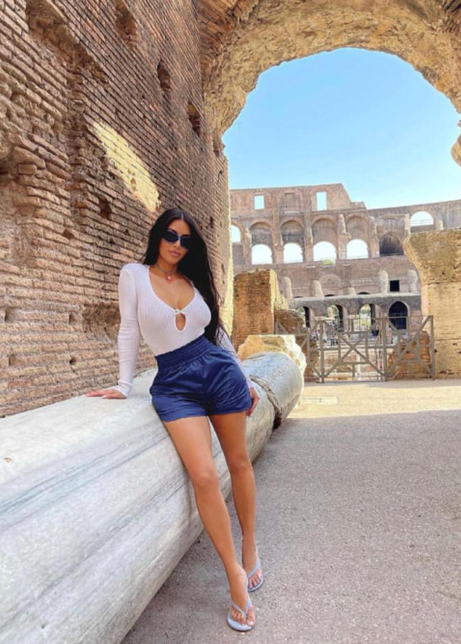 صور كيم كارداشيان تستمتع بصيف روما بإطلالة جريئة- الصورة من انستقرام